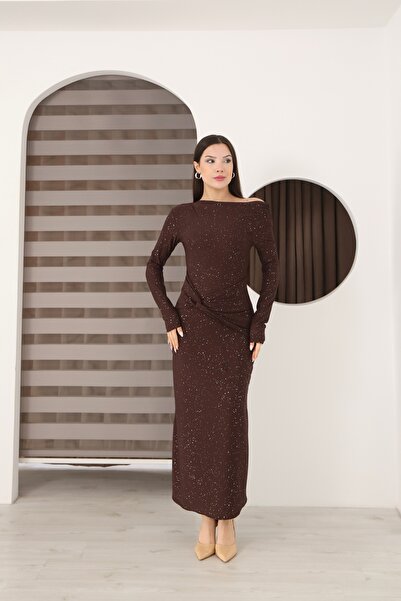 Moda Palmiss فستان سهرة منسدل ساندي بتفاصيل لامعة وياقة قارب