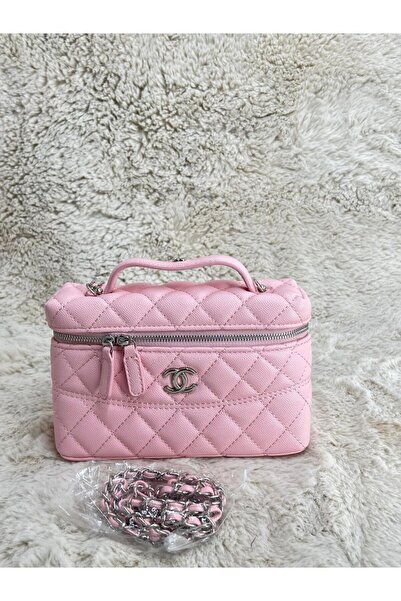 Generic A boxy bag in pebbled leather and an attractive light pink color. Modern silver details give you a feminine and comfortable look.