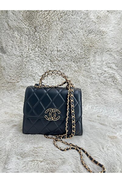 Generic A black, quilted shoulder bag with a long, gold chain. A classic and glamorous design for an unforgettable evening look.