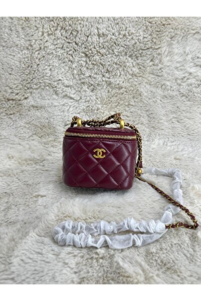 Generic A small, deep burgundy box bag with a quilted design. A gold chain adds a touch of luxury and glamour to your evening events.