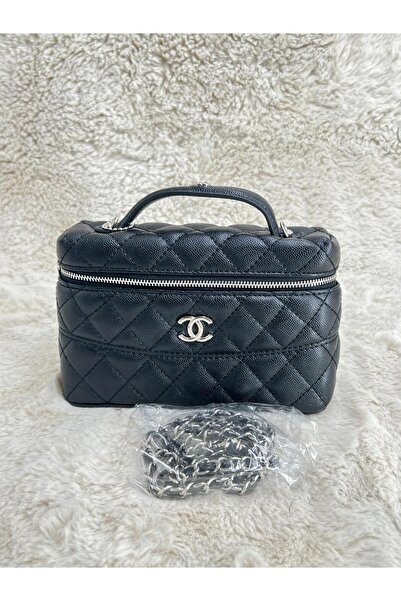 Generic A classic black quilted box bag. Silver details add a modern and luxurious touch to your sophisticated look.