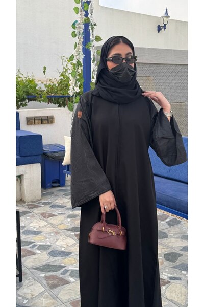 Elena عباية شذاء كريب ميني مارت واقف بأكمام فاخرة – عباية سوداء عملية وأنيقة