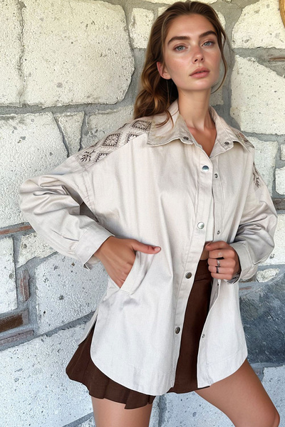 bacc سترة نسائية بيج بجيوب على الأكتاف والظهر مطرزة بإغلاق بالكبس قصة فضفاضة ...