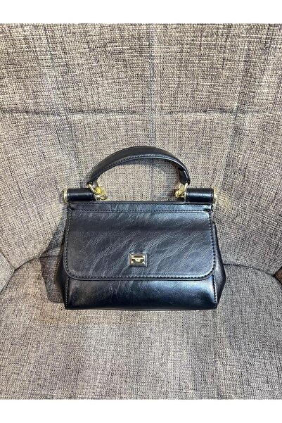 Generic A black handbag with smooth leather and a streamlined design, the perfect choice for classic elegance and timeless luxury.