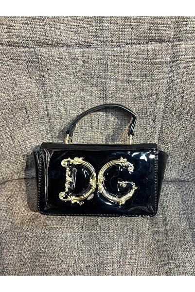 Generic حقيبة يد صغيرة باللون الأسود اللامع تليق بكل المناسبات. تصميم أنيق مزخرف وشعار ذهبي يلفت الانظار