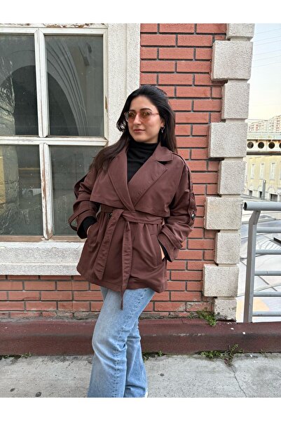 derrymore Kısa Kruvaze yaka Rüzgarlık Detaylı Kuşaklı Trençkot Kahverengi