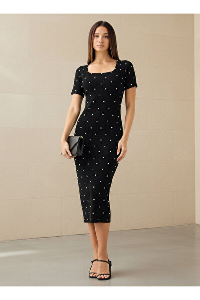 2Xtremz فستان ميدي محبوك مزين بالأحجار مع ياقة مربعة