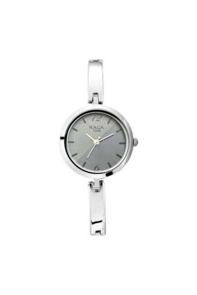 Titan ساعة راجا فيفا النسائية 2606SM05 - مينا فضي، سوار معدني فضي اللون، كوارتز