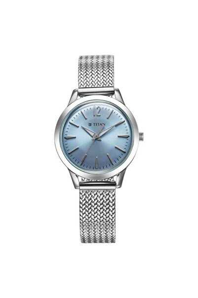 Titan ساعة نسائية أنيقة وعصرية 95287SM01 - مينا أزرق، سوار من الفولاذ المقاوم للصدأ الفضي، حركة كوارتز