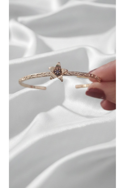 Süspüs Accessories سوار زهرة شهر الميلاد (فبراير) مطلي بالذهب مع مشبك مفتوح م...