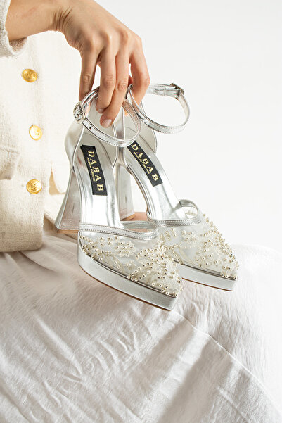 dabab shoes حذاء نسائي فضي اللون من PEARLY بكعب عالٍ 11 سم وحزام للكاحل من اللؤلؤ لحفلات الزفاف والسهرات