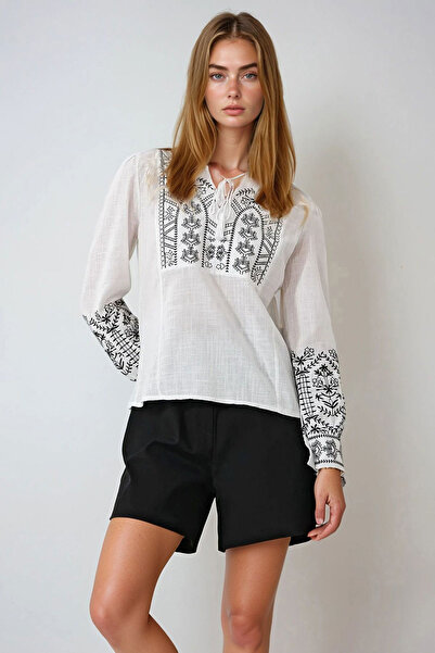 bacc بلوزة نسائية بيضاء بياقة حكيم مع تفاصيل شراشيب من الكتان BCHESQ-251046