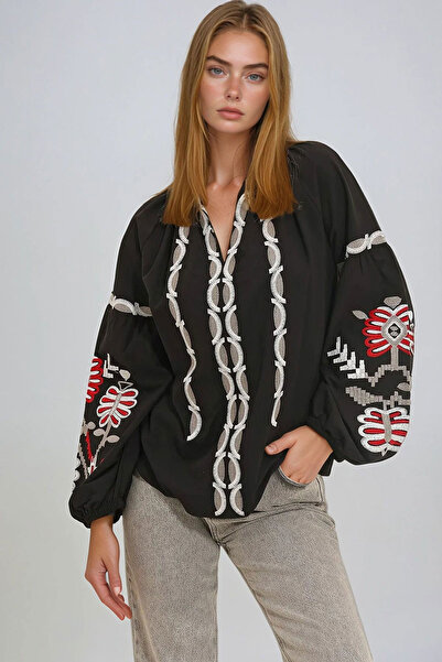 bacc Дамска черна блуза с бродерия и стояща яка BCHESQ-251031