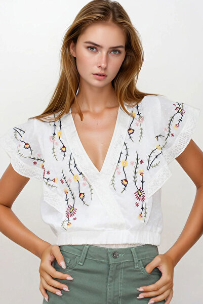 bacc بلوزة نسائية بيضاء بياقة على شكل V مع تطريز ونقش BCHESQ-251148