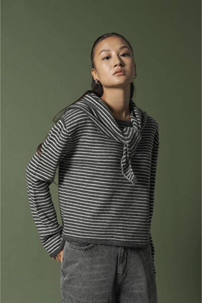 esilamoda Kadın Antrasit Çizgili Fularlı Kazak