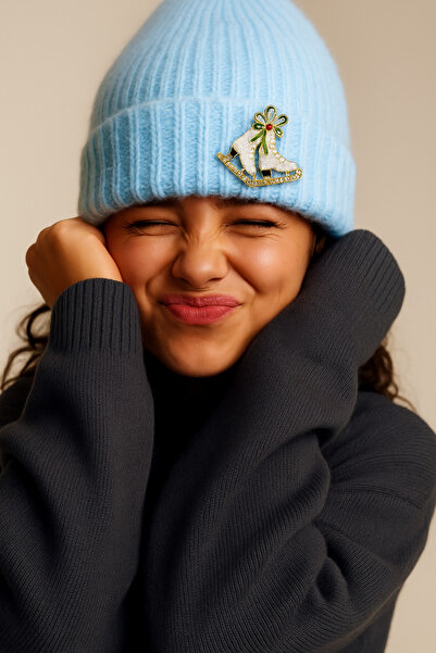 Teo beyaz buz pateni figurlü mine kaplama broş