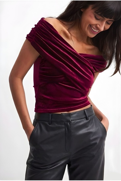 World Fashion Trends 2902 Kadife ÇAPRAZ OMUZ VE BÜZGÜLÜ KADİFE BLUZ