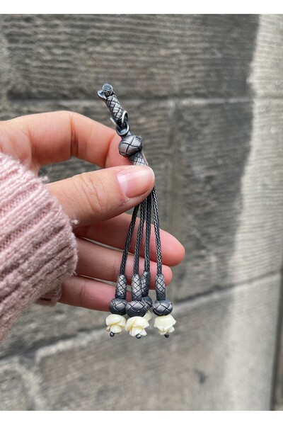 KAZZAZE سبحة صلاة رباعية مصنوعة يدويًا من الفضة المؤكسدة مع تفاصيل وردية ملونة وشرابة