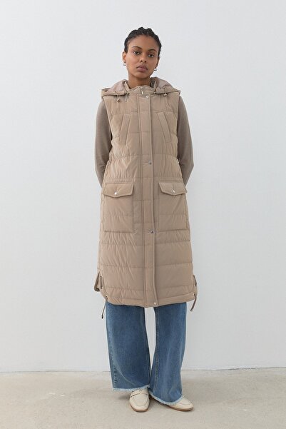 Nihan Seyyar Kapşonlu Cep Detaylı Kapitone Yelek Bej