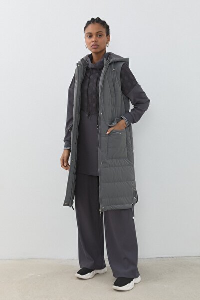 Nihan Seyyar Kapşonlu Cep Detaylı Kapitone Yelek Gri