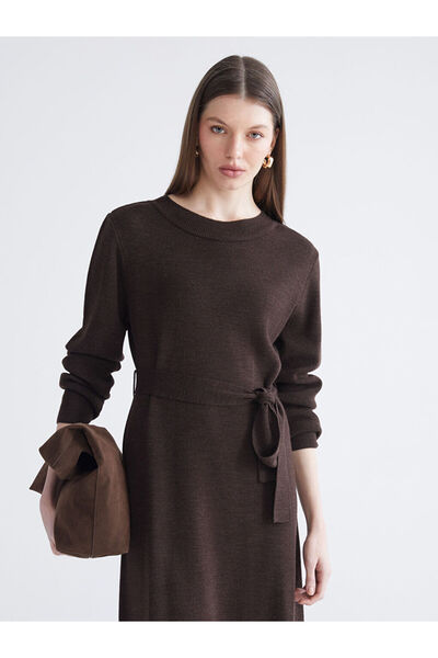 LC Waikiki Kahverengi Bisiklet Yaka Beli Kuşaklı Triko Elbise