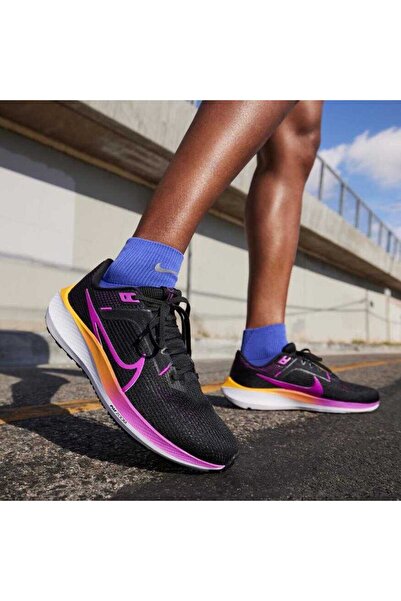 Nike Pantofi sport pentru femei Air Zoom Pegasus 40 (SPORTİKS) sunt cu potrivire strânsă...