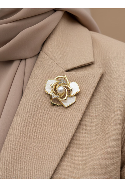 GKCBijoux Görünümlü Beyaz Gül Broş - İncili ve Taşlı Zarif Yaka İğnesi