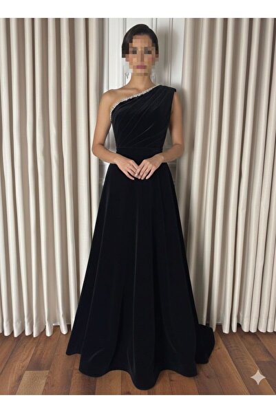 Riva The dress is a long black, one-shoulder evening gown, made of luxurious felt fabric.