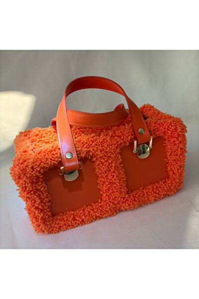 BAGS حقيبة دينيس المصنوعة يدويًا من جلد الخراف المنفوش مع تفاصيل جلدية مربعة ...