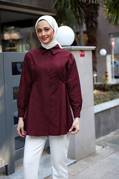 LOCCO قميص نسائي بأزرار جانبية باللون الأحمر الداكن