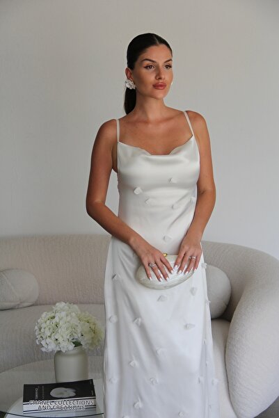 Julidress Ecru White 3D Flower Detailed Degaje γιακά Midi μήκους Premium σατέν φόρεμα