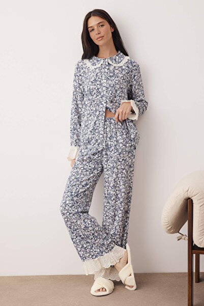 Trendyol Collection Blaues geblümtes Shally-Pyjama-Set THMAW26PT00185