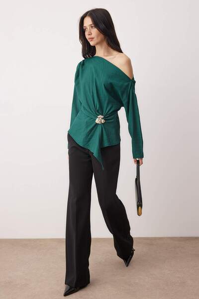 Trendyol Collection Bluză țesută cu umăr dezactivat, cu detaliu de accesoriu verde Duckhead TWOAW26BZ00280