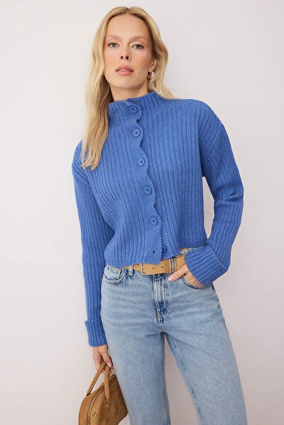 Trendyol Collection Blaue Crop-Strickjacke mit weicher Textur und Stehkragen TWOAW22HI0174