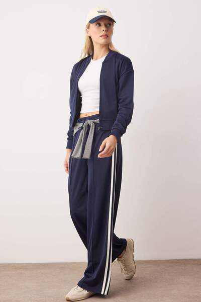 Trendyol Collection Marineblau gestreifte Sport-Strickhose aus Taucher-/Scuba-Stoff THMAW26EA00008