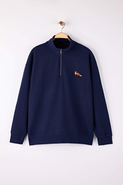 Trendyol Collection Marineblaues, neues Oversize-Sweatshirt in großen Größen mit strukturiertem Stehkragen und Fuchsbild-Stickerei TMNAW26AO00000