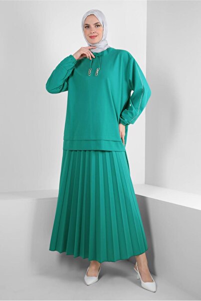 Alvina طقم بدلة رياضية برقبة دانتيل وتنورة مطوية - 43849