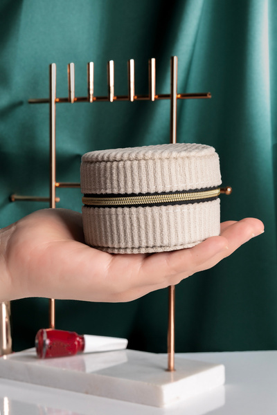 Ecrou Yuvarlak Kadife Takı Kutusu Ekru 8 x 8 x 5,5 cm