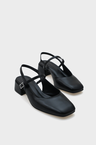 Capone Outfitters حذاء شانا ماري جين بإبزيم حجري وكعب متوسط ​​للنساء