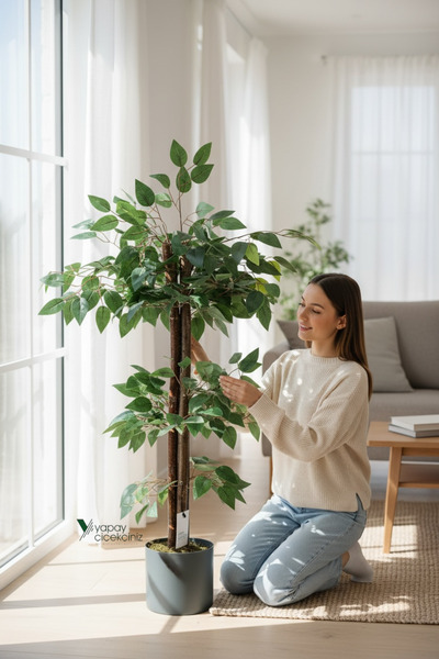 YAPAY ÇİÇEKÇİNİZ ÇİM DETAYLI GRİ SAKSIDA 3 KATLI YAPAY BENJAMİN AĞACI