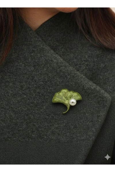 AGAPI Yeşil Yaprak Figürlü İnci Detaylı Metal Broş – Zarif Doğal Tasarım