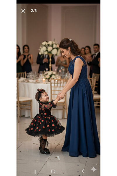 Tozpembebaby فستان أسود بالفراولة