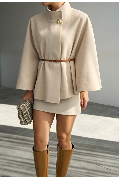 FEMMESTUDIO Poncho texturat cu nasturi aurii cu centură bej pentru femei