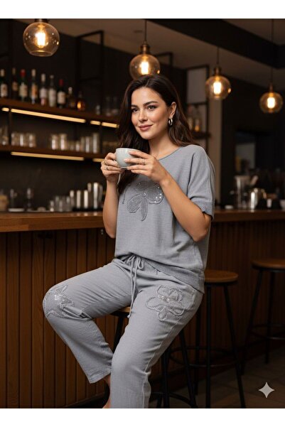 AGORATEKSTİL طقم نسائي من الكتان بأكمام قصيرة وتفاصيل شبكية بنقشة الأقحوان والنجوم (بلوزة وبنطلون)