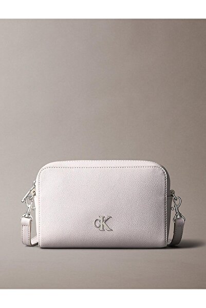 Calvin Klein حقيبة نسائية ذات شعار مينيمال Ew Camera باللون الوردي