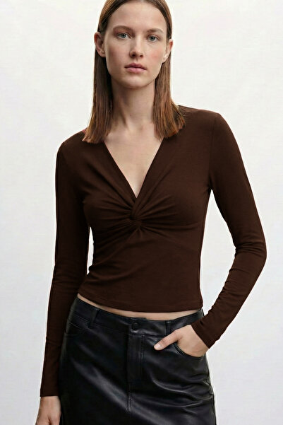 VODENS تي شيرت بتفاصيل عقدة بنية اللون وياقة على شكل حرف V