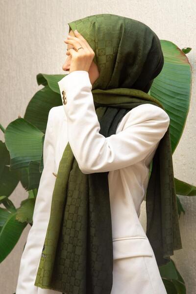 Vissona 57% MĂTĂR 43% BUMBAC Șal de culoare verde ulei cu model gradient - 70x190 Tip de cusătură Cusătură italiană