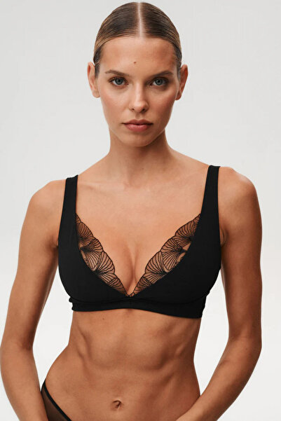 Laperissa Siyah Dantel Vurgulu Üçgen Bralet – Yumuşak Form ve Zarif Dekolte