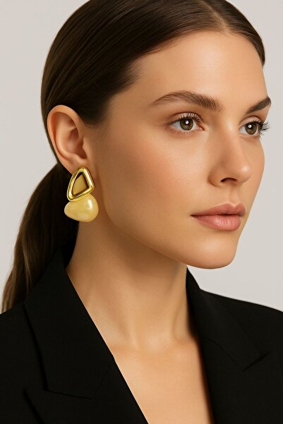 HAZAL KAYA ATELIER أقراط نسائية ذهبية من حجر الحصى الكريمي