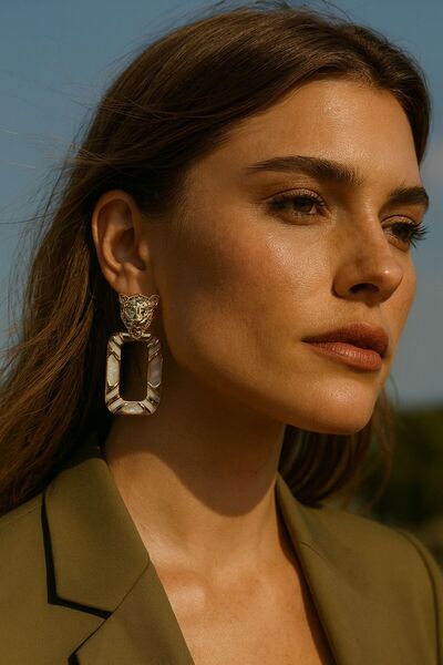 HAZAL KAYA ATELIER أقراط نسائية منقوشة بتصميم هولوغرام على شكل رأس أسد باللون...